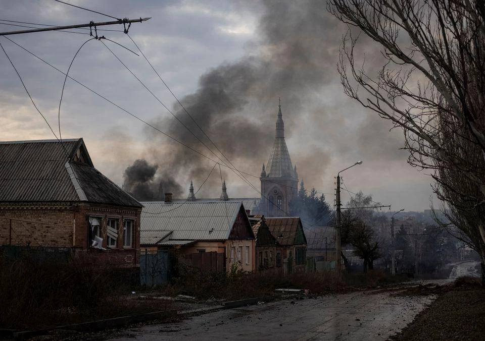 Khói đen bao trùm khu dân cư tại tỉnh Donetsk (Ukraine) sau trận pháo kích từ Nga. Ảnh: REUTERS