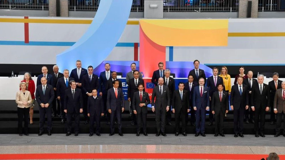 Các lãnh đạo EU cùng các đối tác ASEAN tại hội nghị thượng đỉnh EU-ASEAN ở Brussels (Bỉ) ngày 14-12. Ảnh: AP