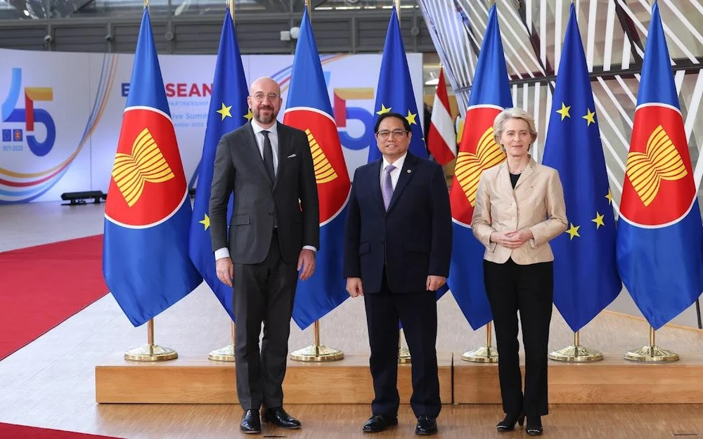 Thủ tướng Phạm Minh Chính (giữa) chụp ảnh cùng các quan chức cấp cao EU tại Brussels (Bỉ) ngày 14-12. Ảnh: VGP