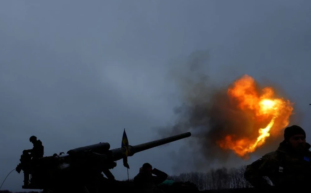 Lính Ukraine khai hỏa pháo tự hành 2S7 Pion tại tiền tuyến TP Bakhmut (tỉnh Donetsk) ngày 26-12. Ảnh: REUTERS
