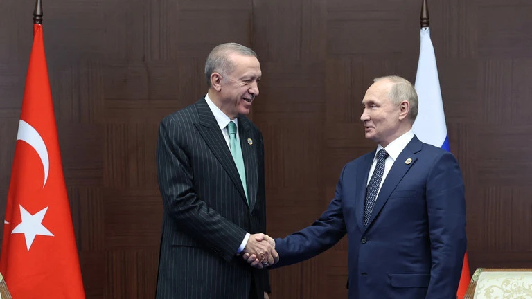 Tổng thống Thổ Nhĩ Kỳ Recep Tayyip Erdogan (trái) gặp Tổng thống Nga Vladimir Putin tại Astana (Kazakhstan) hồi tháng 10-2022. Ảnh: AFP