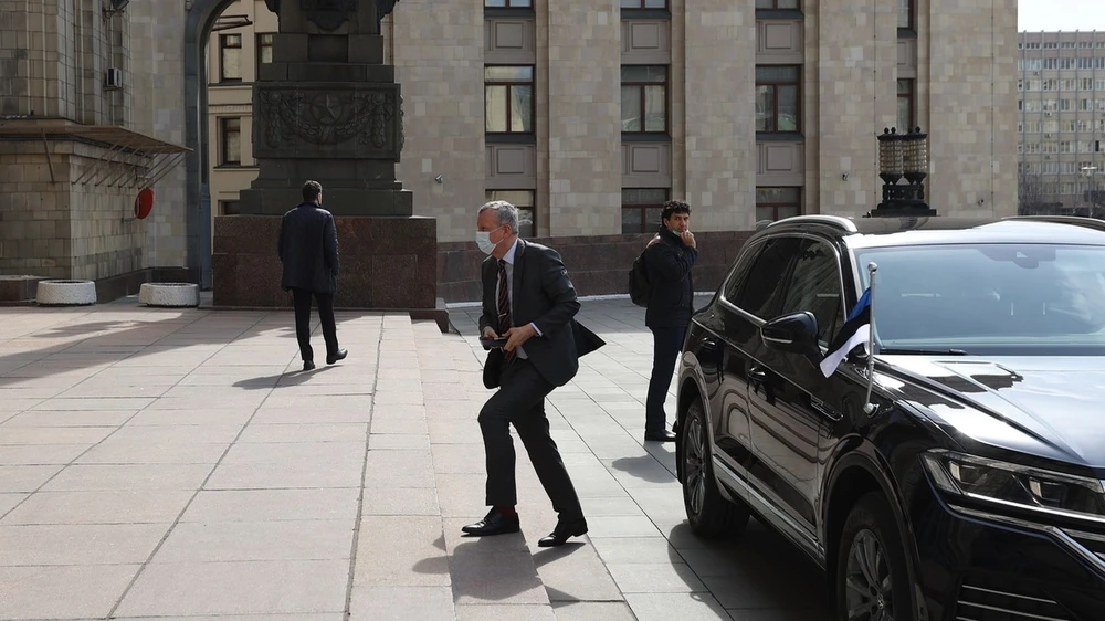 Đại sứ Estonia - ông Margus Laidre đến Bộ Ngoại giao Nga ngày 23-1. Ảnh: SPUTNIK