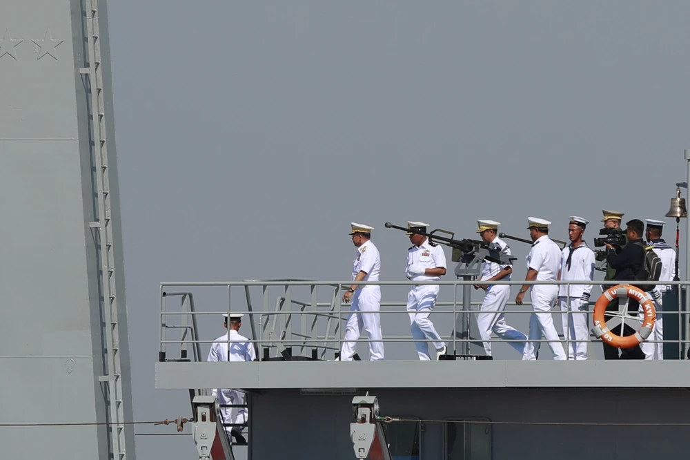 Người đứng đầu chính quyền quân sự Myanmar - Thống tướng Min Aung Hlaing kiểm tra một tàu chiến mới trong buổi lễ kỷ niệm 72 năm thành lập Hải quân Myanmar vào tháng 12-2019. Ảnh: EPA