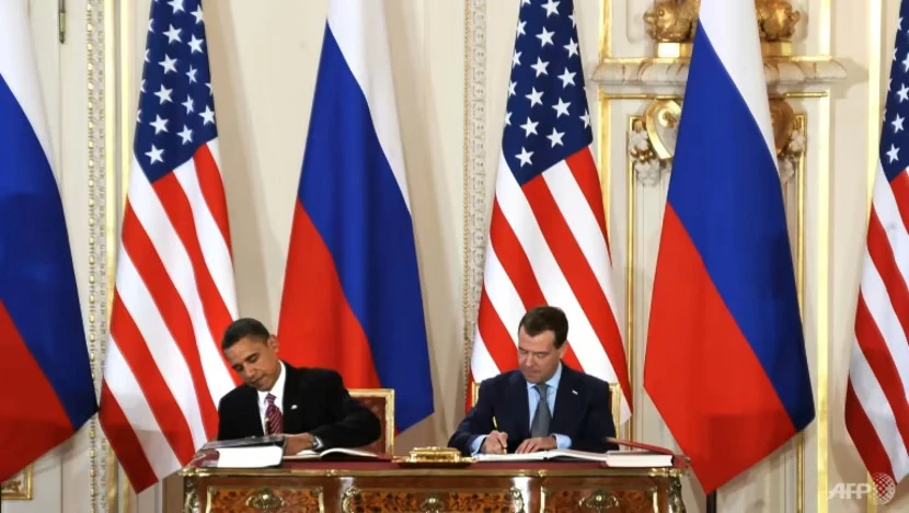Tổng thống Mỹ Barack Obama (trái) và người đồng cấp Nga Dmitry Medvedev ký hiệp ước New START tại thủ đô Prague (CH Czech) vào tháng 4-2010. Ảnh: AFP