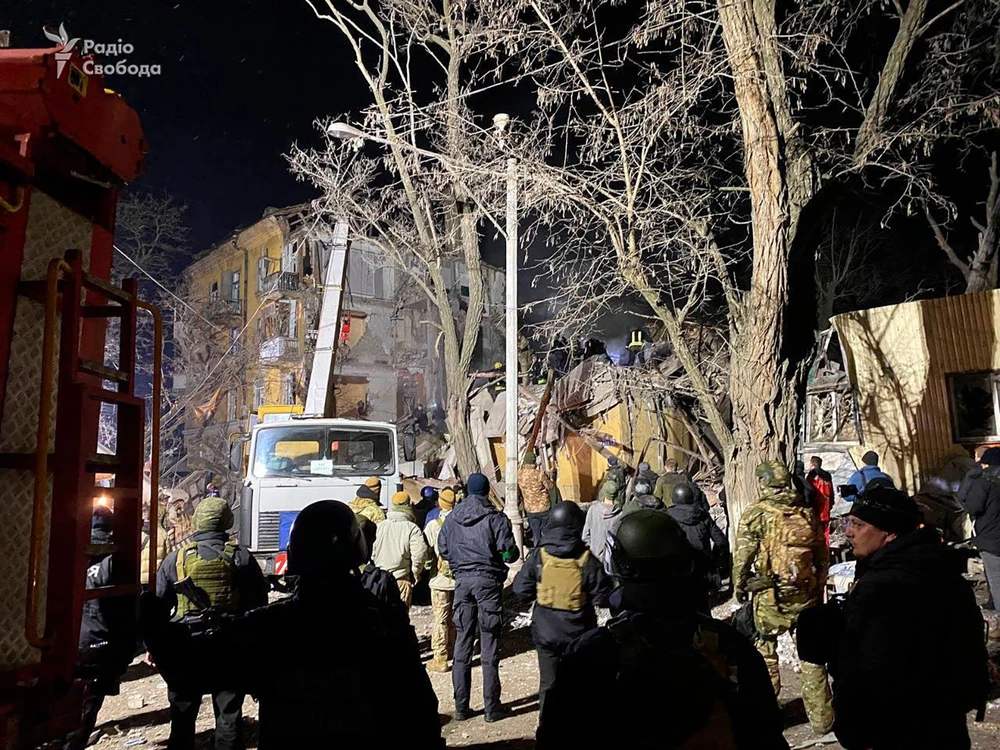 Cảnh sát Ukraine nỗ lực giải cứu người dân tại TP Kramatorsk sau khi bị Nga đột kích tối 1-2. Ảnh: TELEGRAM