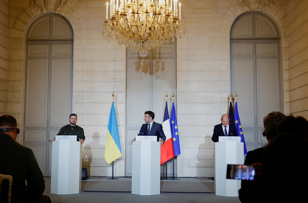 Tổng thống Ukraine Volodymyr Zelensky (trái) họp cùng Tổng thống Pháp Emmanuel Macron (giữa) và Thủ tướng Đức Olaf Scholz. Ảnh: REUTERS
