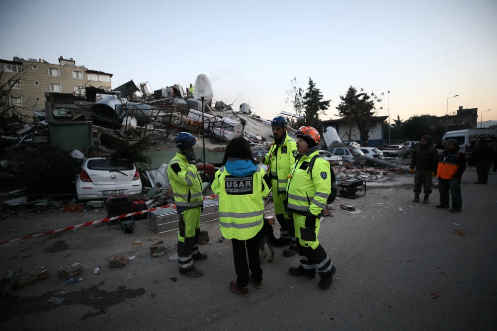 Các đội Hungary và Czech ở Hatay, Thổ Nhĩ Kỳ tiếp tục các hoạt động tìm kiếm và cứu hộ trong ngày 8-2. Ảnh: ANADOLU/GETTY IMAGES
