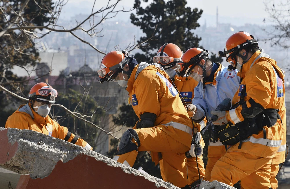 Đội cứu trợ thảm họa Nhật nỗ lực tìm kiếm và cứu hộ ở TP Kahramanmaras (Thổ Nhĩ Kỳ) vào ngày 9-2. Ảnh: KYODO NEWS/ GETTY IMAGES