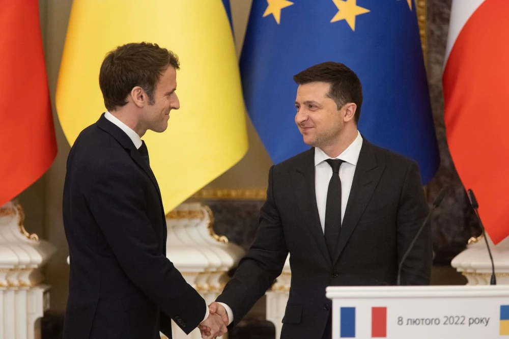 Tổng thống Ukraine Volodymyr Zelensky (phải) và người đồng cấp Pháp Emmanuel Macron. Ảnh: VĂN PHÒNG TỔNG THỐNG UKRAINE