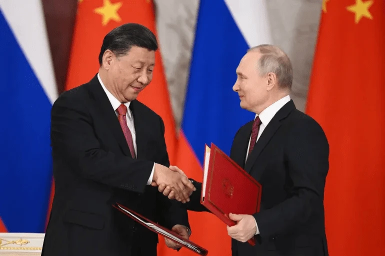 Chủ tịch Trung Quốc (trái) Tập Cận Bình và Tổng thống Nga Vladimir Putin. Ảnh: REUTERS