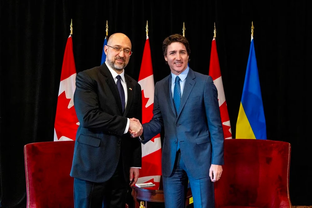 Thủ tướng Canada Justin Trudeau (phải) và Thủ tướng Ukraine Denys Shmyhal. Ảnh: REUTERS