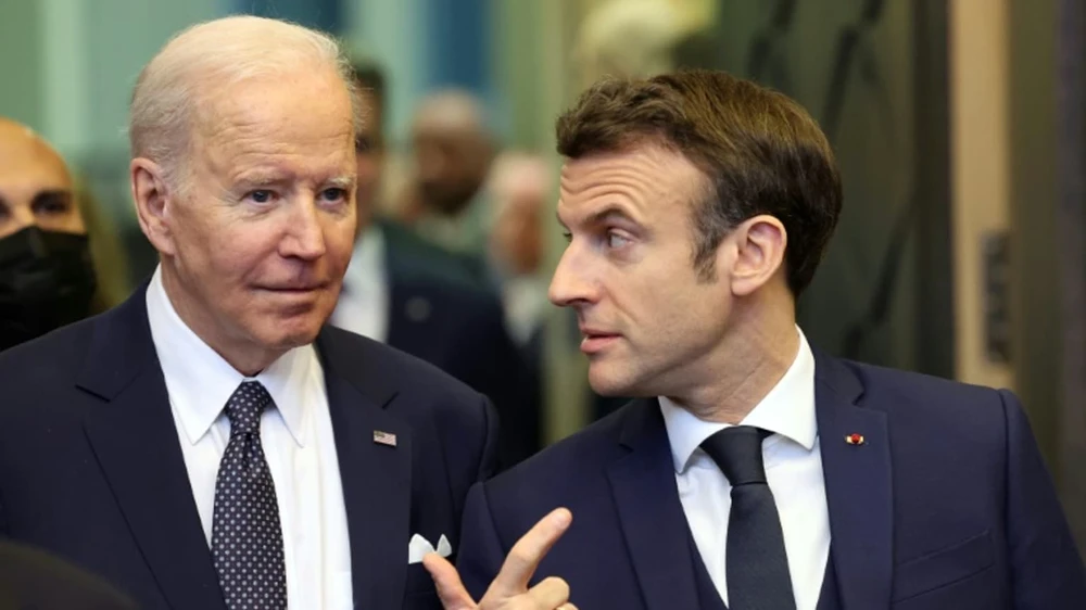 Tổng thống Mỹ Joe Biden (trái) và người đồng cấp Pháp Emmanuel Macron. Ảnh: AFP