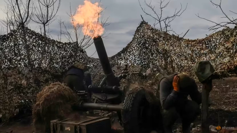 Binh sĩ Ukraine bắn súng cối về phía quân Nga khi giao tranh tại Bakhmut ngày 6-3. Ảnh: RADIO LIBERTY