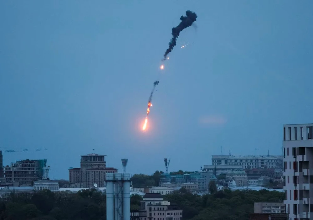 UAV bị bắn hạ trên bầu trời Kiev, trong bối cảnh Nga tấn công thủ đô Ukraine tối 4-5. Ảnh: REUTERS