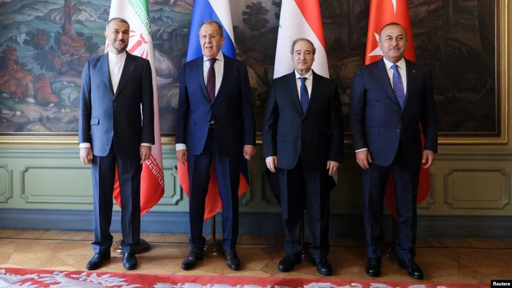 Ngoại trưởng bốn nước (từ trái sang) Iran, Nga, Syria, và Thổ Nhĩ Kỳ. Ảnh: REUTERS