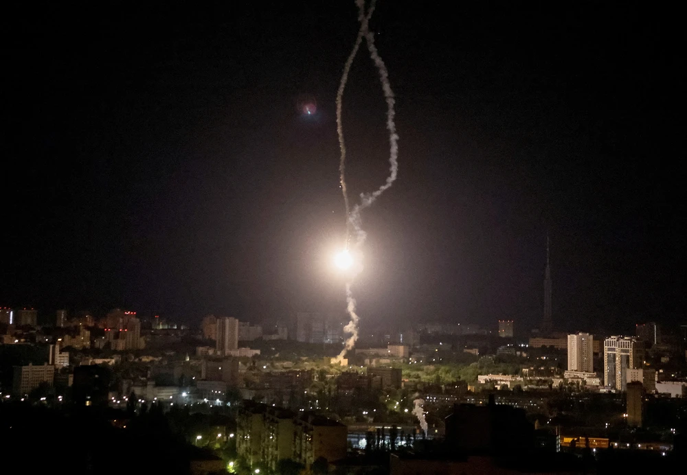 Lực lượng phòng không Ukraine đánh chặn thành công tên lửa Nga dội vào Kiev đêm 16-5. Ảnh: REUTERS