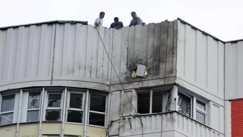 Một chung cư ở Moscow bị hư hại sau đợt không kích UAV ngày 30-5. Ảnh: REUTERS