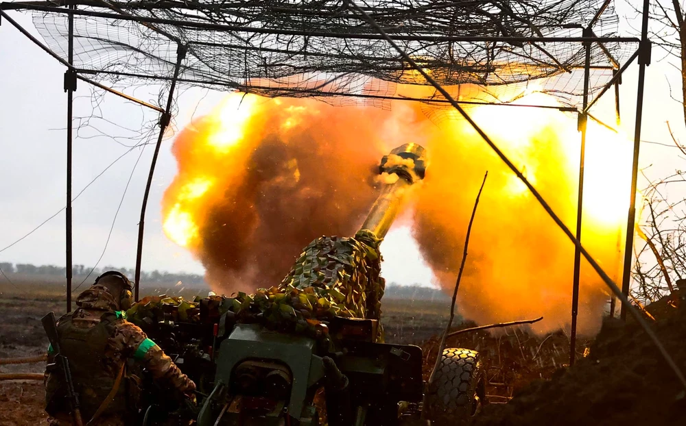 Binh sĩ Ukraine nã pháo về phía Nga gần chảo lửa Bakhmut ngày 13-4. Ảnh: REUTERS