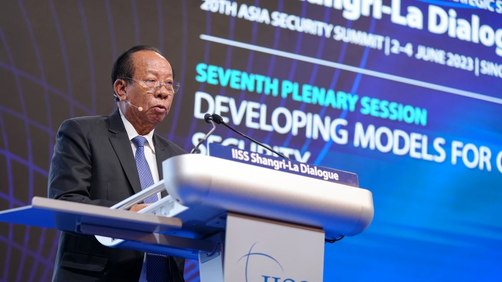 Phó Thủ tướng kiêm Bộ trưởng Quốc phòng Campuchia - ông Tea Banh phát biểu tại phiên đối thoại "Phát triển mô hình hợp tác an ninh" trong khuôn khổ Đối thoại Shangri-La 2023 tại Singapore. Ảnh: IISS