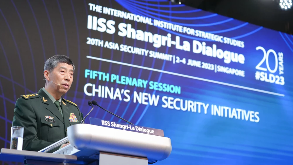Bộ trưởng Quốc phòng TQ Lý Thượng Phúc phát biểu tại phiên họp "Sáng kiến an ninh mới của TQ" trong khuôn khổ Đối thoại Shangri-La 2023 tại Singapore. Ảnh: IISS
