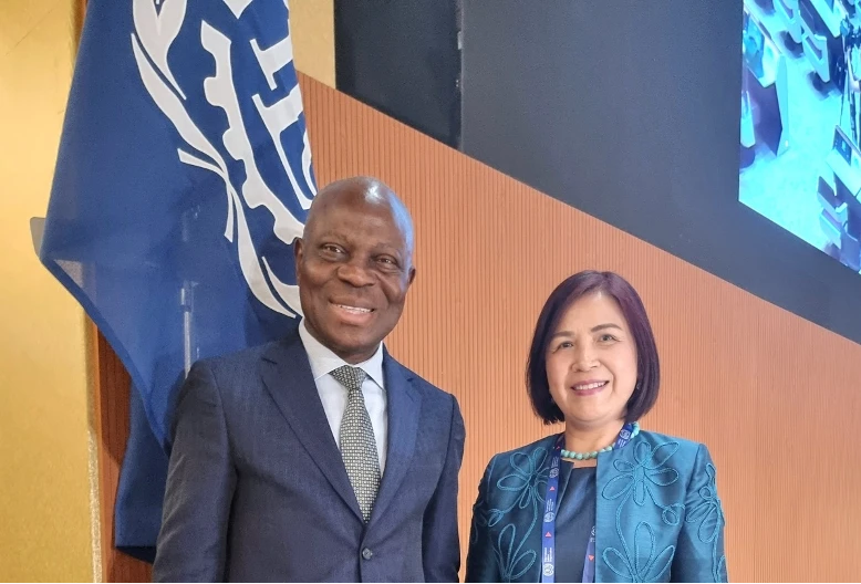 Đại sứ Lê Thị Tuyết Mai chào xã giao Tổng giám đốc ILO ông Gilbert F. Houngbo sau phiên khai mạc Hội nghị ngày 5-6. Ảnh: Phái đoàn Việt Nam tại Geneva