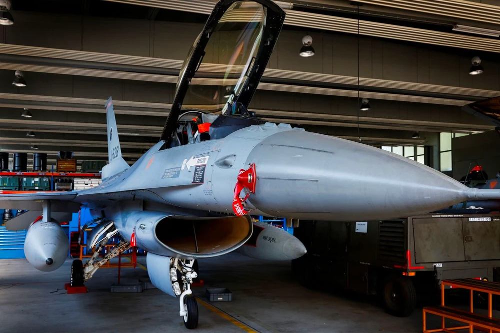 Tiêm kích F-16 tại một điểm bảo dưỡng ở Voltek (Hà Lan) ngày 9-6. Ảnh: REUTERS