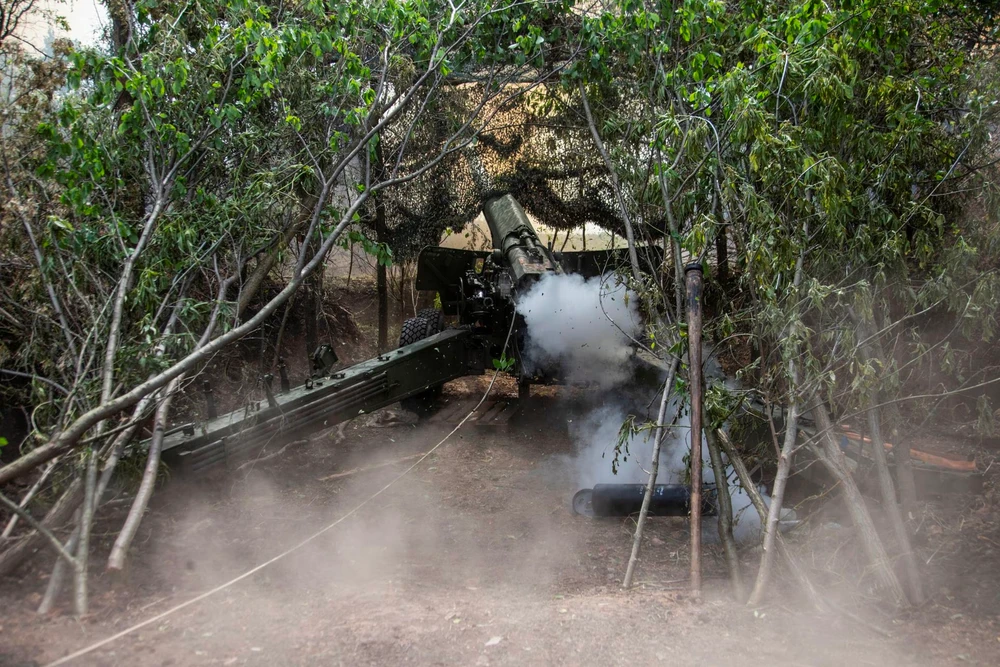 Binh sĩ Ukraine bắn lựu pháo 2A36 Giatsint-B về phía quân đội Nga gần tiền tuyến tỉnh Donetsk ngày 21-6. Ảnh: REUTERS Binh sĩ Ukraine bắn lựu pháo 2A36 Giatsint-B về phía quân đội Nga gần tiền tuyến tỉnh Donetsk ngày 21-6. Ảnh: REUTERS