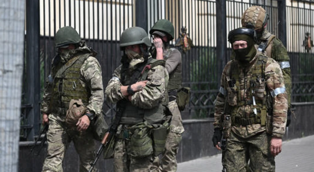 Lính đánh thuê Wagner trên đường phố TP Rostov-on-Don (tỉnh Rostov, Nga) ngày 24-6. Ảnh: SPUTNIK