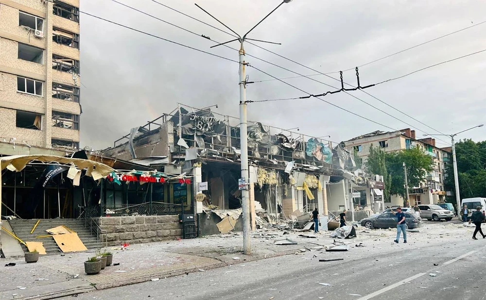 Đống đổ nát sau đợt oanh tạc của Nga ở TP Kramatorsk (Donetsk) tối 27-6. Ảnh: REUTERS Đống đổ nát sau đợt oanh tạc của Nga ở TP Kramatorsk (Donetsk) tối 27-6. Ảnh: REUTERS