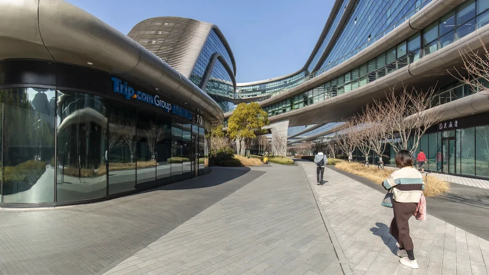 Trụ sở chính của công ty Trip.com tại TP Thượng Hải (Trung Quốc). Ảnh: GETTY IMAGES