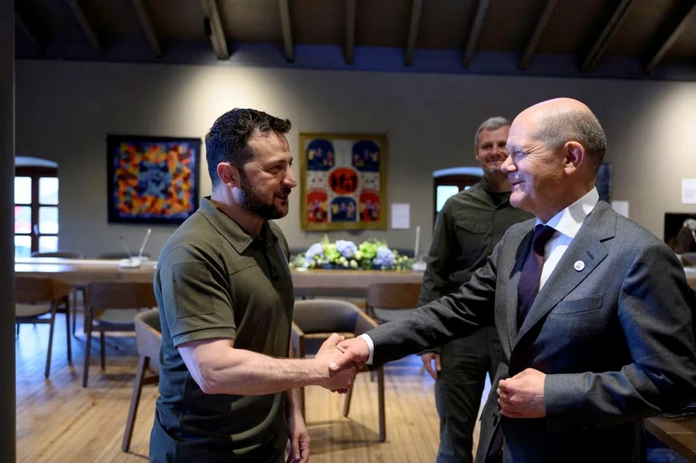 Thủ tướng Đức Olaf Scholz (phải) và Tổng thống Ukraine - ông Volodymyr Zelensky. Ảnh: REUTERS