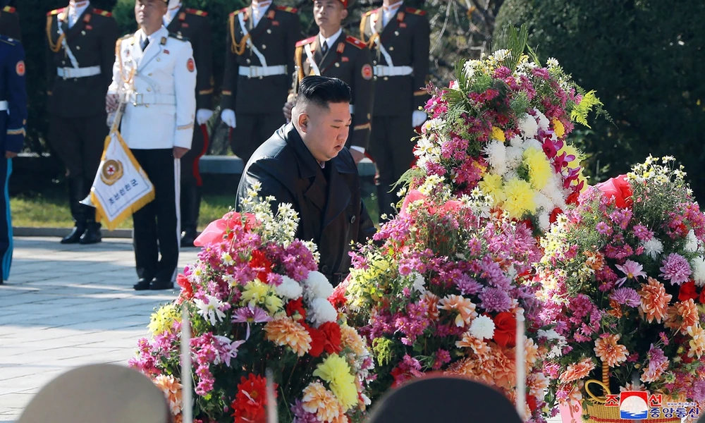 Lãnh đạo Triều Tiên Kim Jong-un ngày 25-7 đặt vòng hoa tưởng niệm lính Trung Quốc tử trận trong chiến tranh Triều Tiên. Ảnh: KCNA