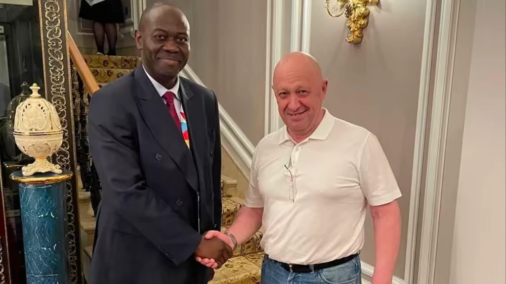 Trùm Wagner - ông Yevgeny Prigozhin (phải) bắt tay với ông Freddy Mapouka - trưởng ban lễ tân của Tổng thống CAR Faustin-Archange Touadéra. Ảnh: FACEBOOK/ DMITRY SYTY