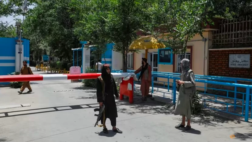 Chiến binh Taliban đứng gác tại chốt kiểm soát ở ĐH Kabul (Afghanistan). Ảnh: REUTERS