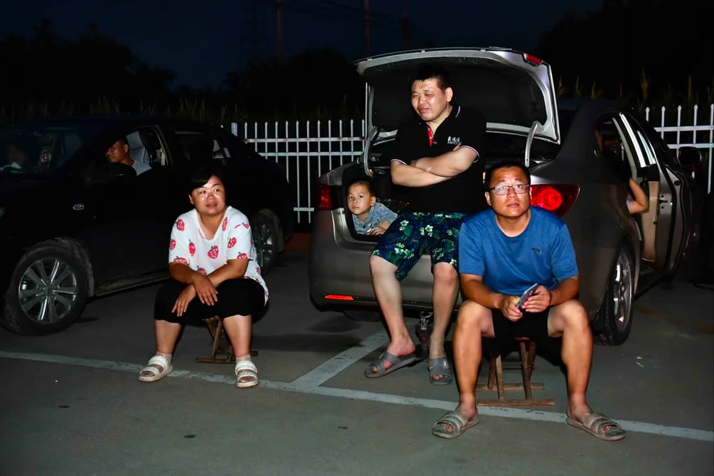 Cư dân quận Bình Nguyên, TP Đức Châu, tỉnh Sơn Đông (Trung Quốc) chạy ra khỏi nhà khi trận động đất xảy ra. Ảnh: TÂN HOA XÃ