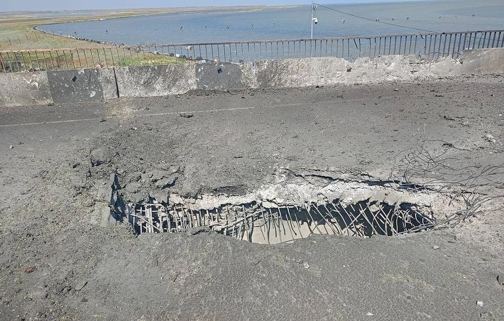 Lỗ thủng lớn xuất hiện trên cầu Chongar sau khi bị Ukraine tấn công ngày 6-8. Ảnh: TASS Lỗ thủng lớn xuất hiện trên cầu Chongar sau khi bị Ukraine tấn công ngày 6-8. Ảnh: TASS