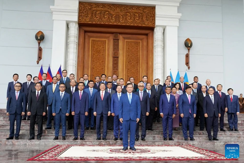 Thủ tướng Campuchia Hun Manet (trước) chụp cùng nội các mới tại Phnom Penh ngày 10-8. Ảnh: TÂN HOA XÃ