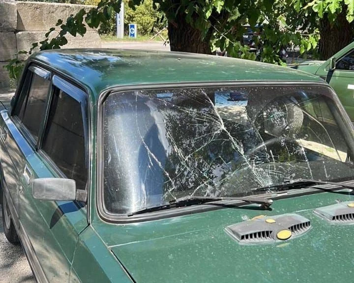 Một chiếc xe hơi bị hư hại sau vụ tấn công ở Zaporizhia ngày 18-8 mà Ukraine cho là do Nga làm. Ảnh: FACEBOOK CƠ QUAN QUẢN LÝ NHÀ NƯỚC TỈNH ZAPORIZHIA