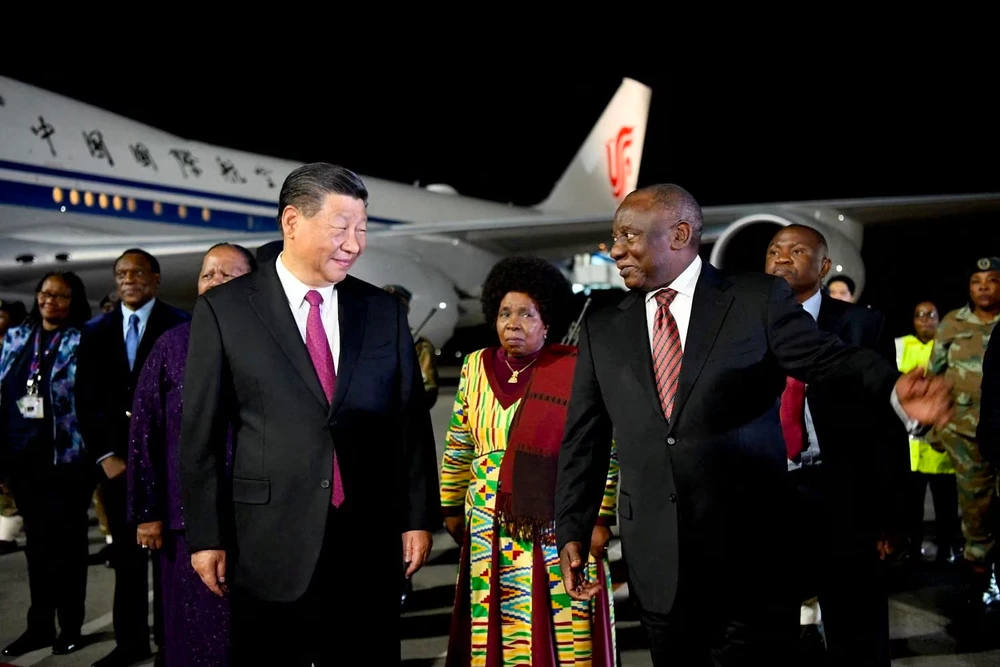 Chủ tịch Trung Quốc Tập Cận Bình (trái) gặp Tổng thống Nam Phi Cyril Ramaphosa tại sân bay quốc tế OR Tambo ở TP Johannesburg, Nam Phi ngày 22-8. Ảnh: REUTERS