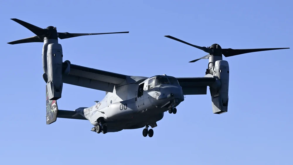 Một chiếc MV-22B Osprey được nhìn thấy đang chuẩn bị hạ cánh trên tàu đổ bộ tấn công USS America ngoài khơi bờ biển Brisbane (Úc) ngày 20-6. Ảnh: AP
