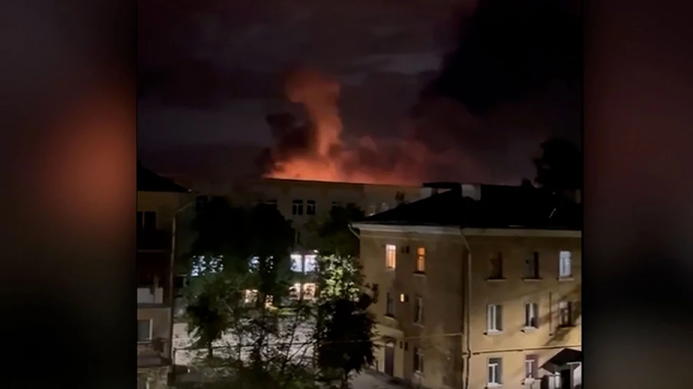 Đám cháy tại sân bay ở TP Pskov (tỉnh cùng tên) sau vụ tấn công UAV tối 29-8. Ảnh: TELEGRAM