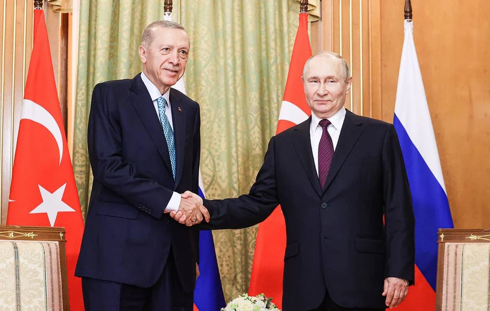 Tổng thống Nga Vladimir Putin (phải) và người đồng cấp Thổ Nhĩ Kỳ Recep Tayyip Erdogan. Ảnh: TASS