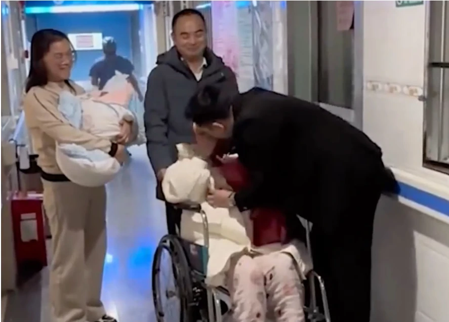 người chồng quỳ gối cảm ơn vợ khi sinh được con trai