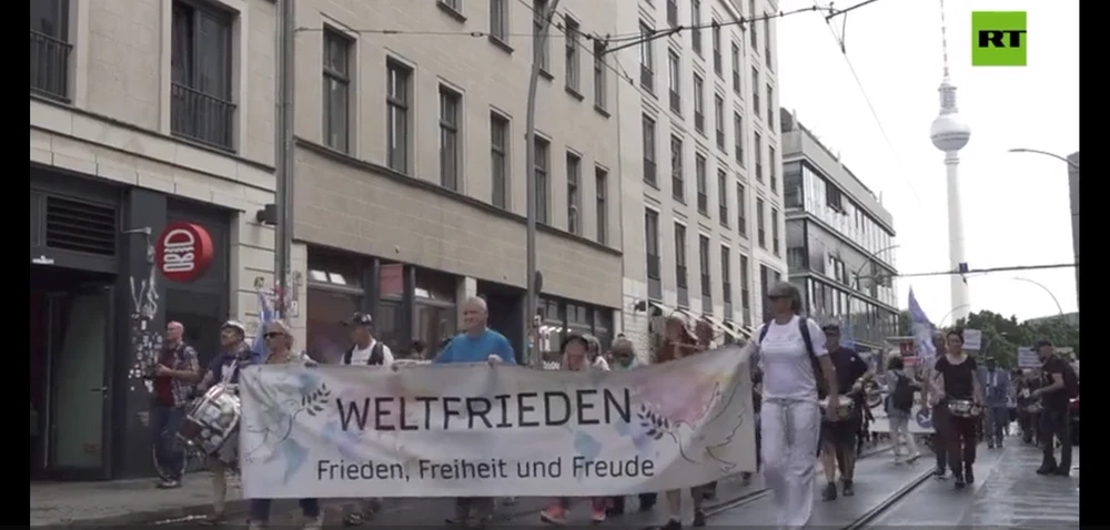 hàng trăm người biểu tình.png