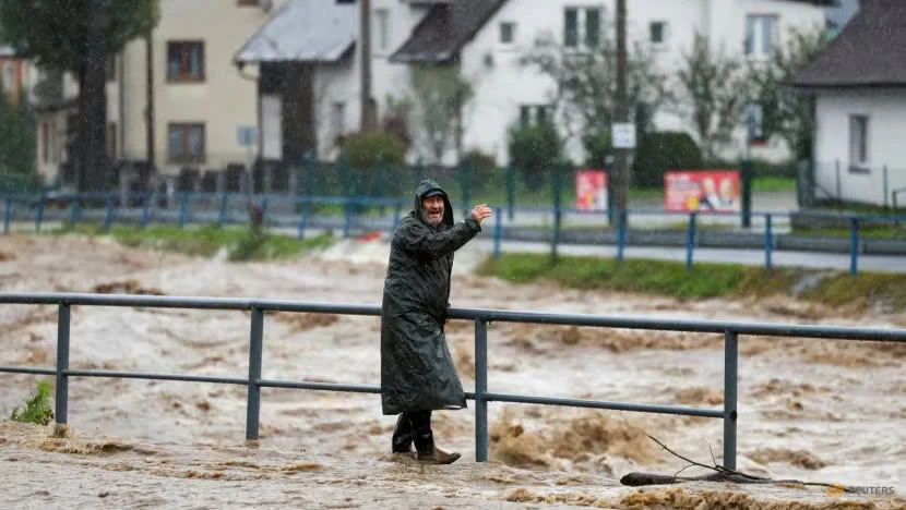 BÃO LŨ HOÀNH HÀNH .jpg