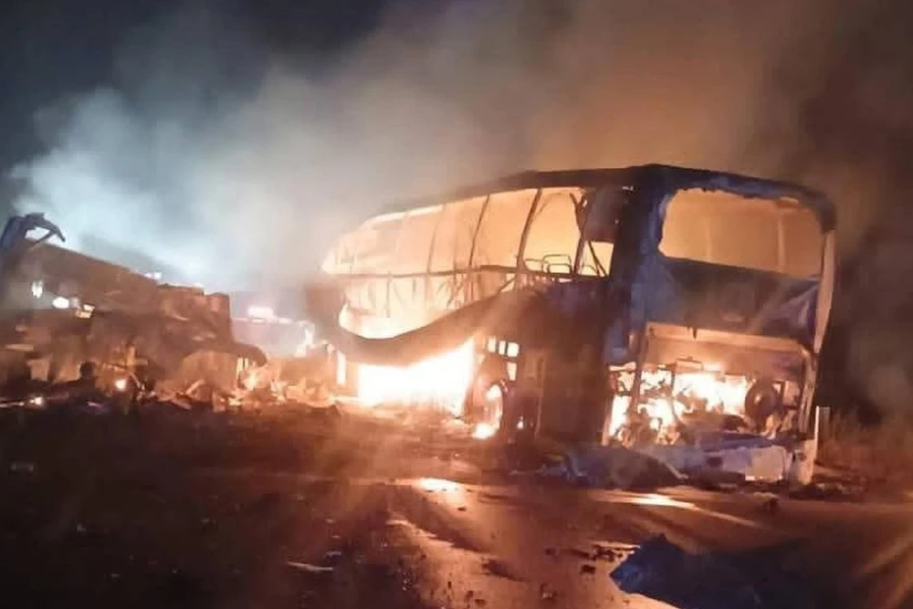Xe buýt tông trực diện xe đầu kéo rồi cháy dữ dội ở miền nam Mexico