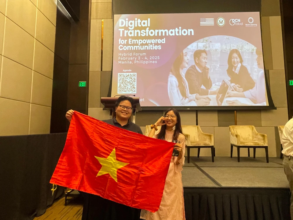 người trẻ Việt Nam trong kỷ nguyên vươn mình của đất nước - ước mong được mặc áo dài tới các quốc gia trên thế giới - áo dài tại lễ trao giải EarthShot, Nam Phi, đài thợ bởi Hoàng Gia Anh - ảnh chụp áo dài cùng với Núi Bàn (Table Mountain) - một trong.jpg