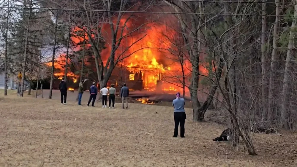 Máy bay đâm nhà dân