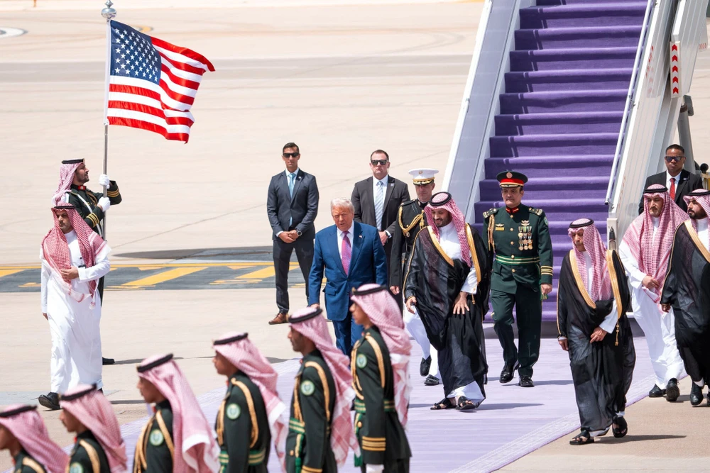 Saudi Arabia đón ông Trump bằng thảm tím