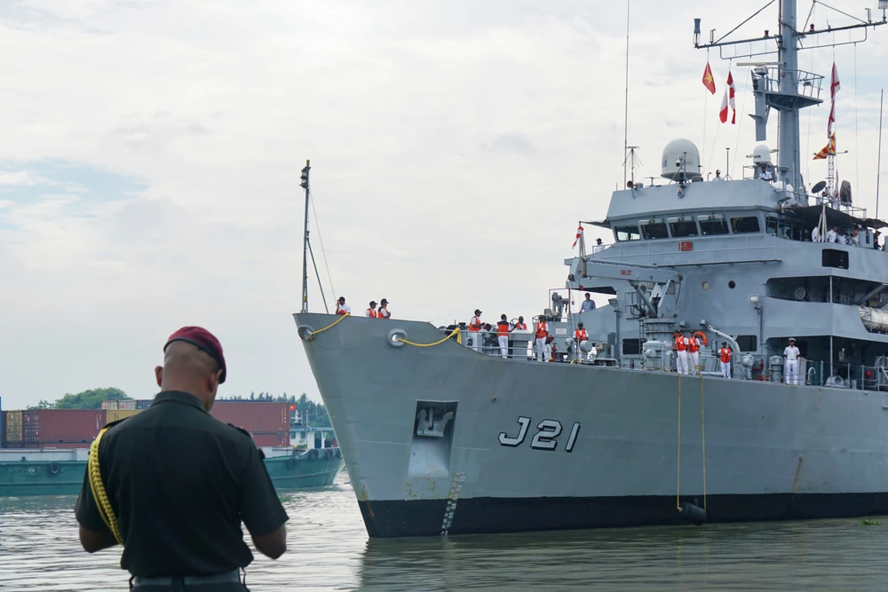 Tàu khảo sát INS DARSHAK của Hải quân Ấn Độ. Ảnh: DƯƠNG KHANG